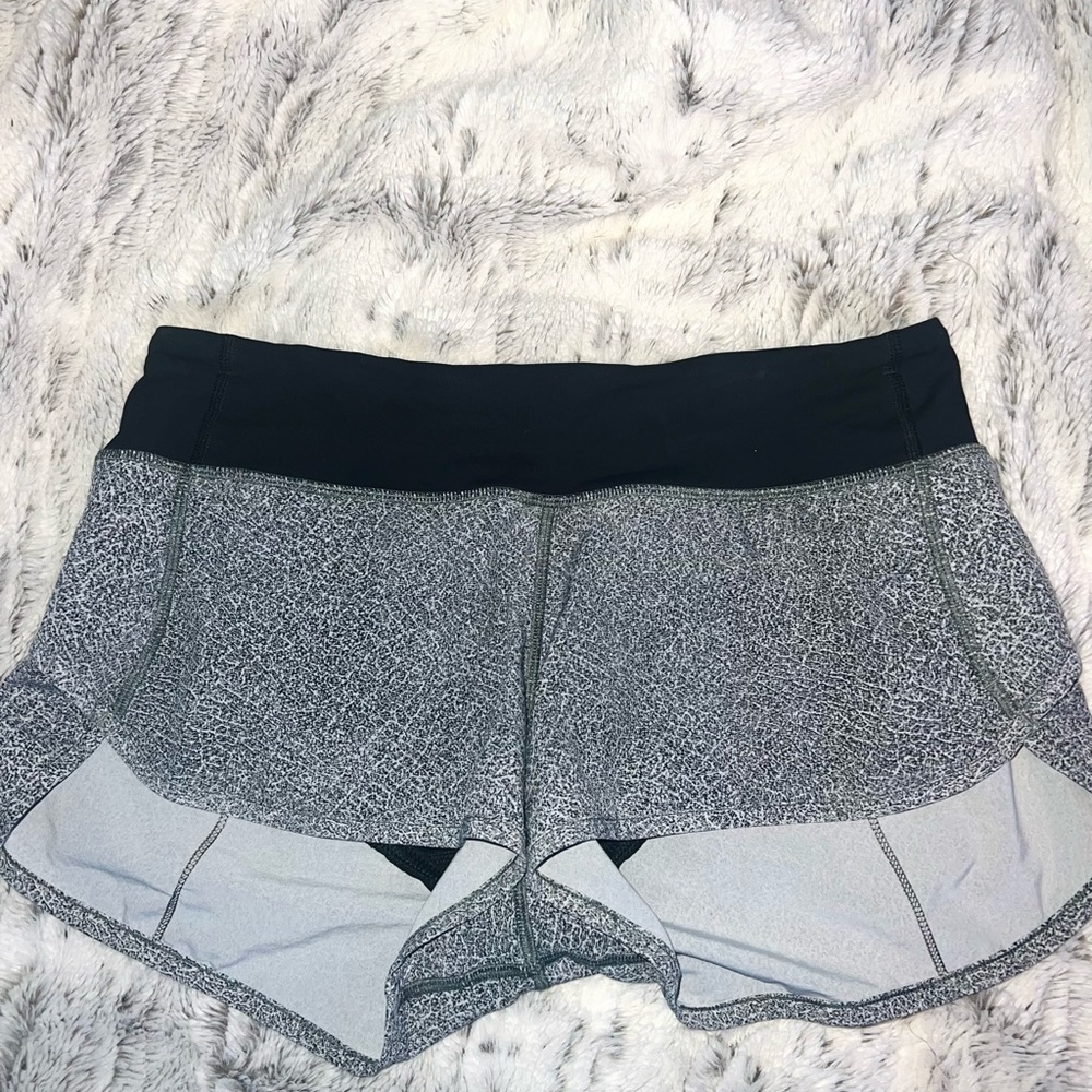 LULULEMON 2.5 inch SIZE 6